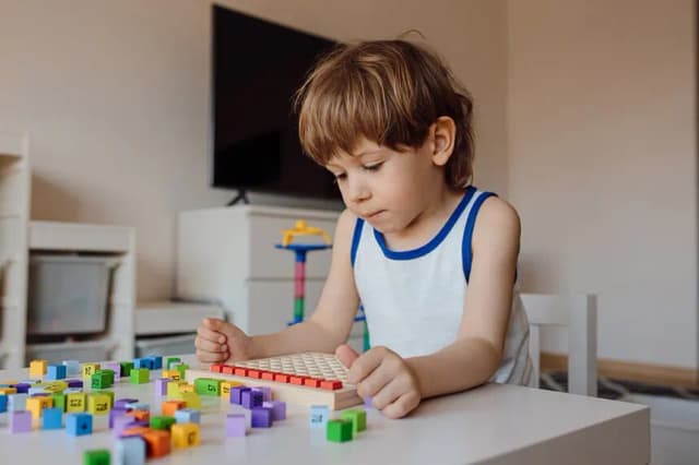 Jak się zachowuje dziecko z autyzmem? Zaskakujące cechy i wyzwania Jak się zachowuje dziecko z autyzmem? Zaskakujące cechy i wyzwania